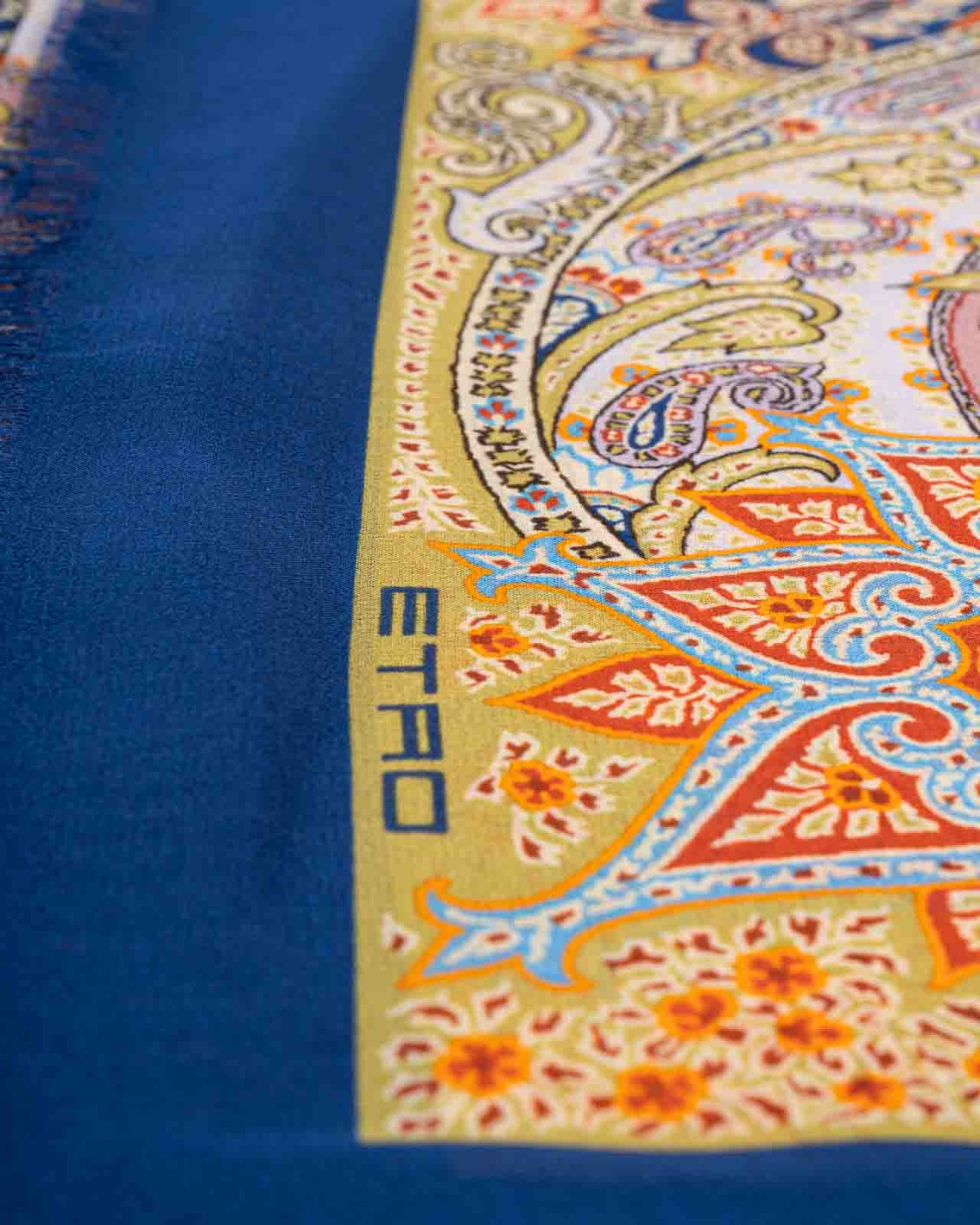 shop ETRO  Sciarpa: Etro sciarpa paisley in seta.
Sciarpa realizzata in seta con stampa Paisley. 
Bordi decorati con piccole frange.
Logo Etro.
70 x 170 cm.
100% seta.
Fabbricato in Italia.. WATA0010 AS270-X0883 number 9628181